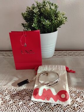 UNO de 50 Silver Hooked Bangle